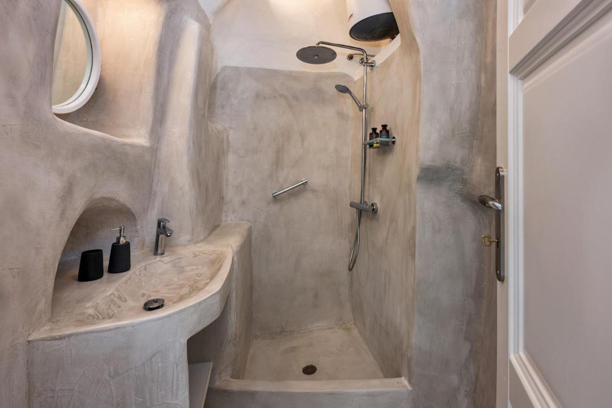 Gilbert'S Cave With Cave Jacuzzi Villa Megalochori  Eksteriør billede
